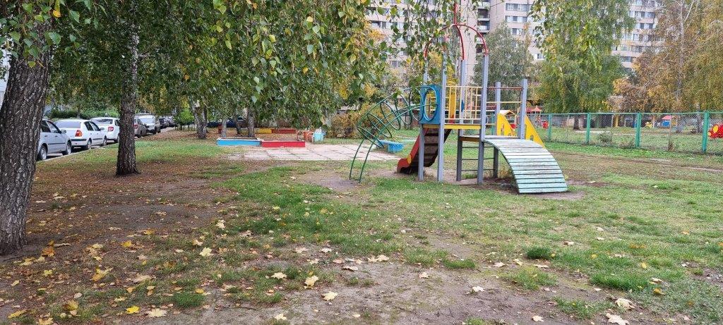 2. Счастливое детство - восстановление детской площадки на дворовой территории по ул. Свердлова, д. 8.jpg 2. Счастливое детство - восстановление детской площадки на дворовой территории по ул. Свердлова, д. 8.jpg